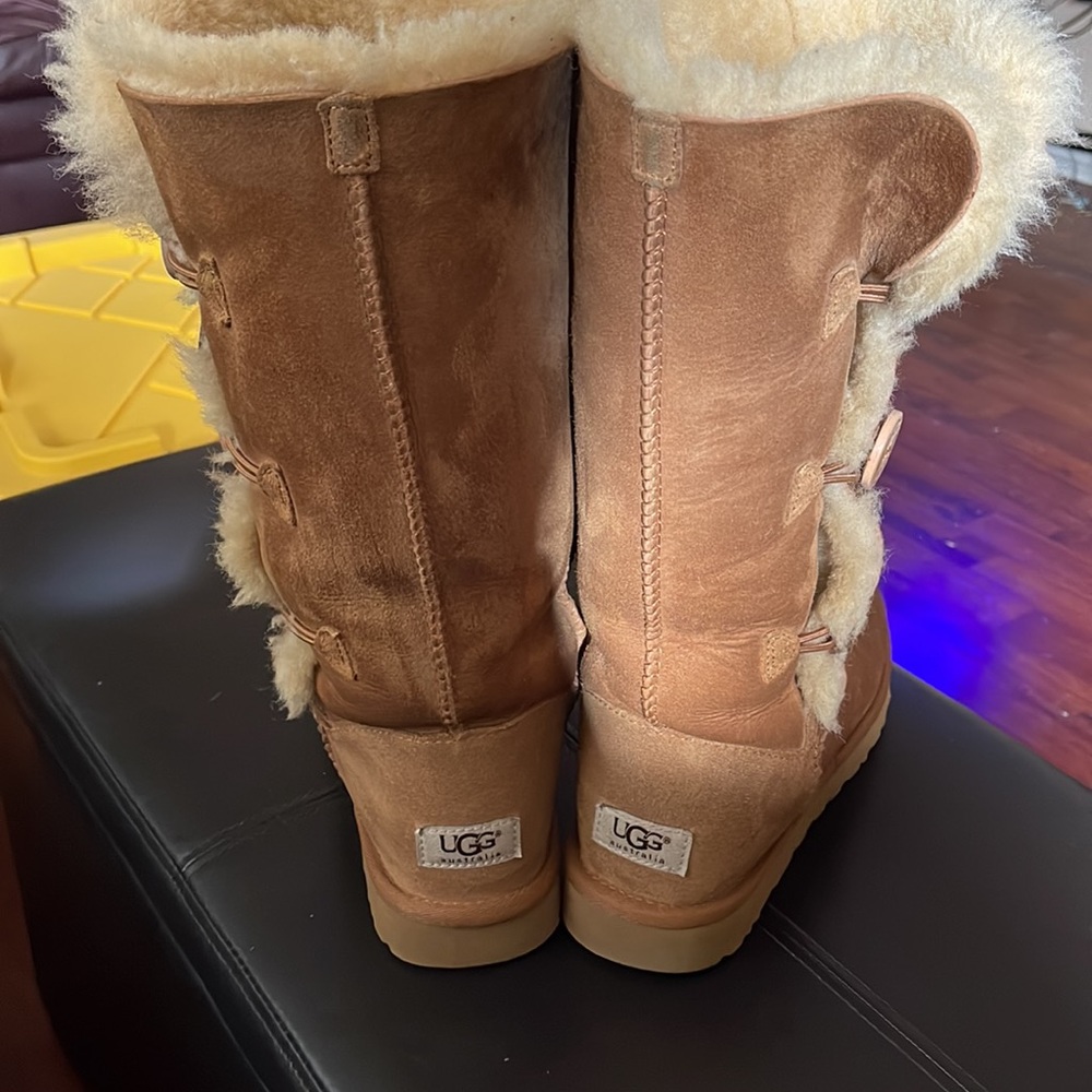 Ugg - Picture 3 of 9
